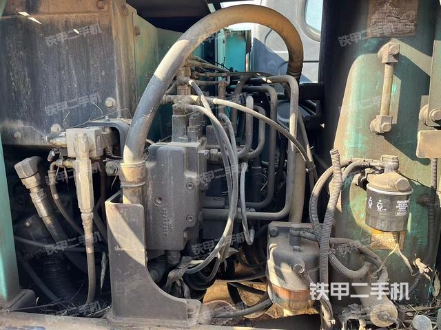 液压泵舱室正面整体（整机外观）