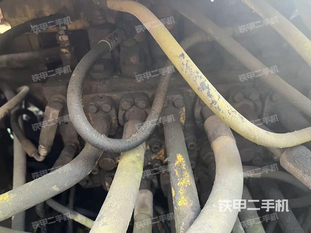 回转马达和主控阀（整机外观）