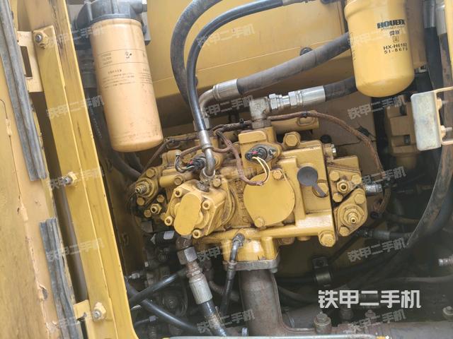 液压泵舱室正面整体(整机外观) 液压泵舱室正面整体(整机外观)