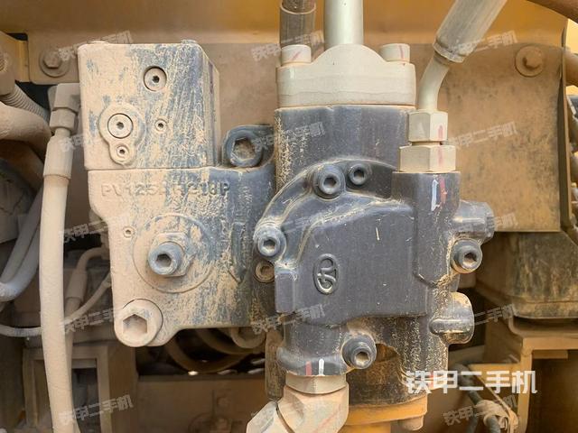 液壓泵艙室正面整體（整機外觀）