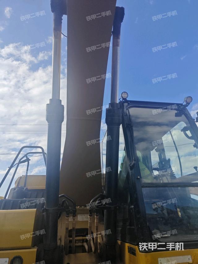 大臂油缸整体 竖拍（工作和回转装置）