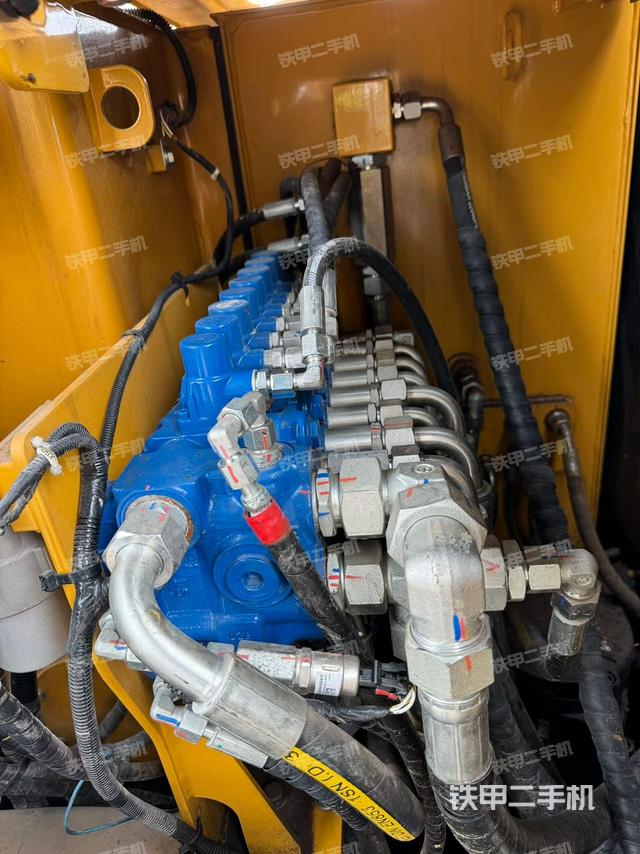 回轉(zhuǎn)馬達(dá)和主控閥（整機(jī)外觀）