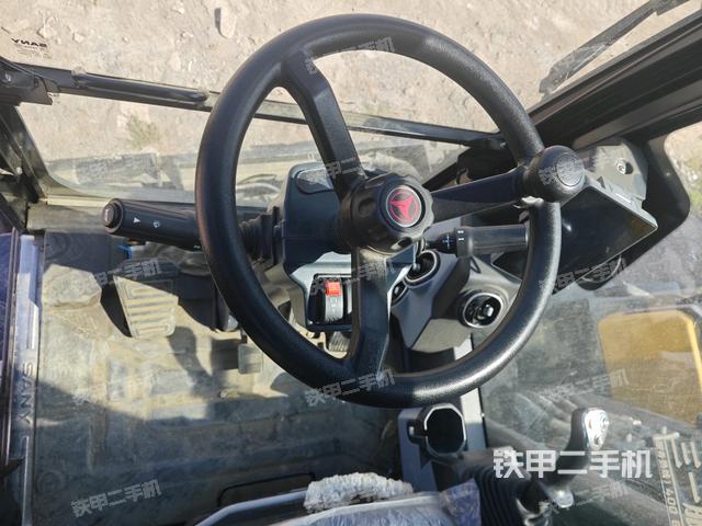 行走控制手柄和踏板?俯拍（駕駛室部分）