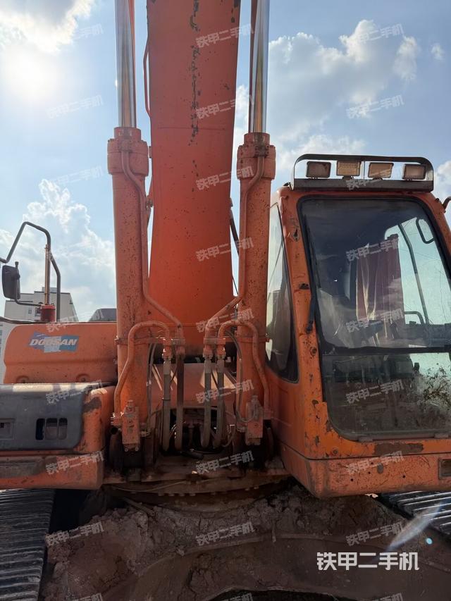 大臂油缸整体 竖拍（工作和回转装置）