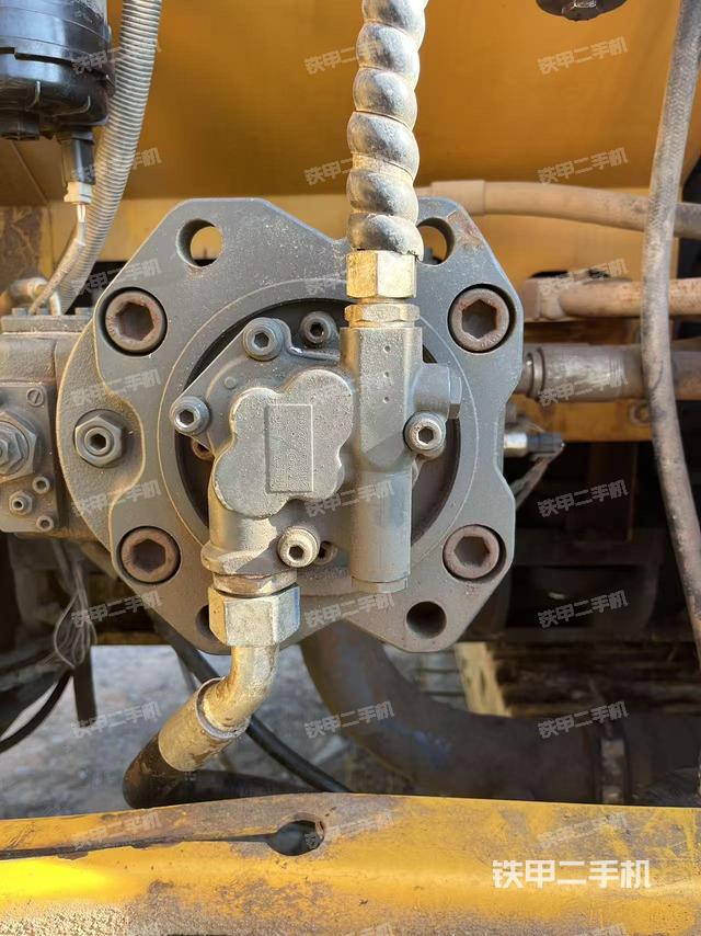 液压泵舱室正面整体（整机外观）