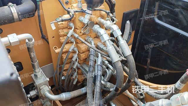 回转马达和主控阀(整机外观) 回转马达和主控阀(整机外观)