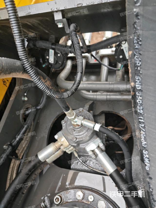 中央回转接头特写（上车部件）