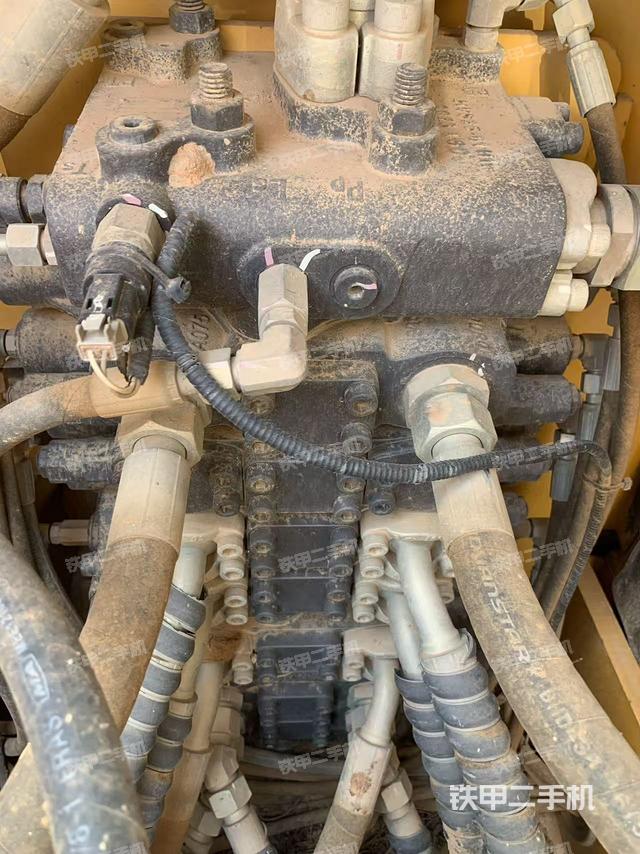 回轉馬達和主控閥（整機外觀）