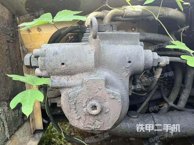 液压泵舱室正面整体（整机外观）