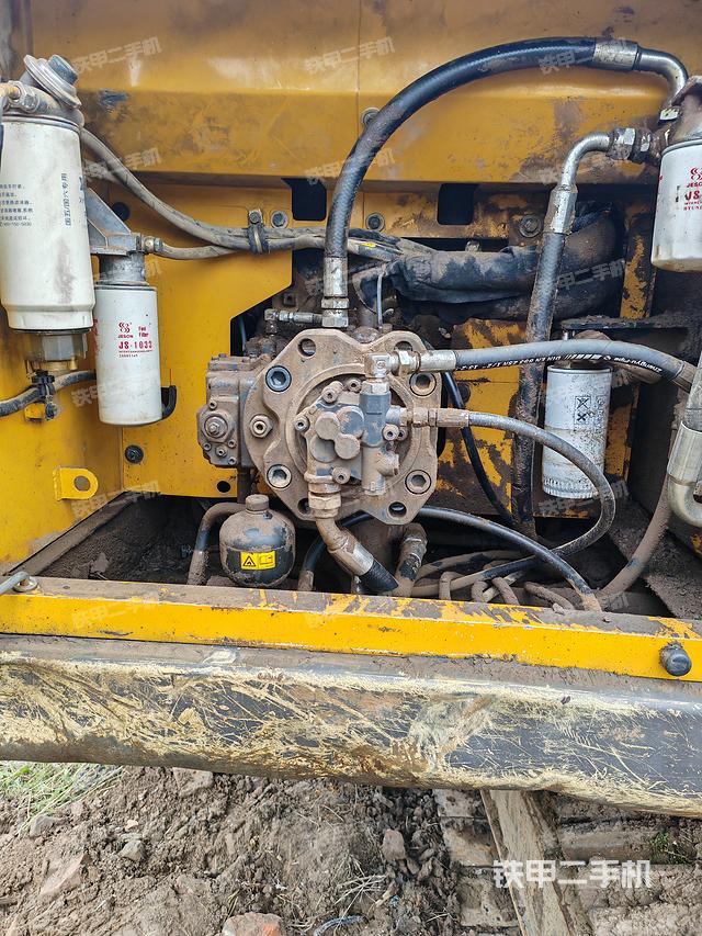 液压泵舱室正面整体（整机外观）