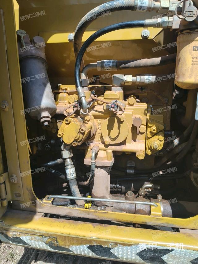 液压泵舱室正面整体（整机外观）