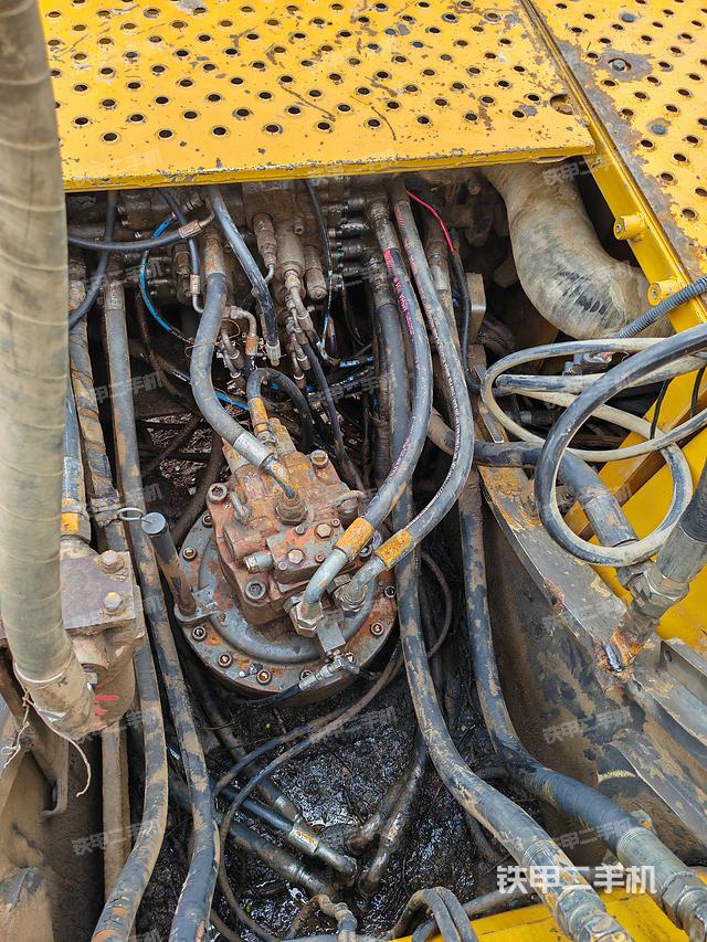 回转马达和主控阀（整机外观）