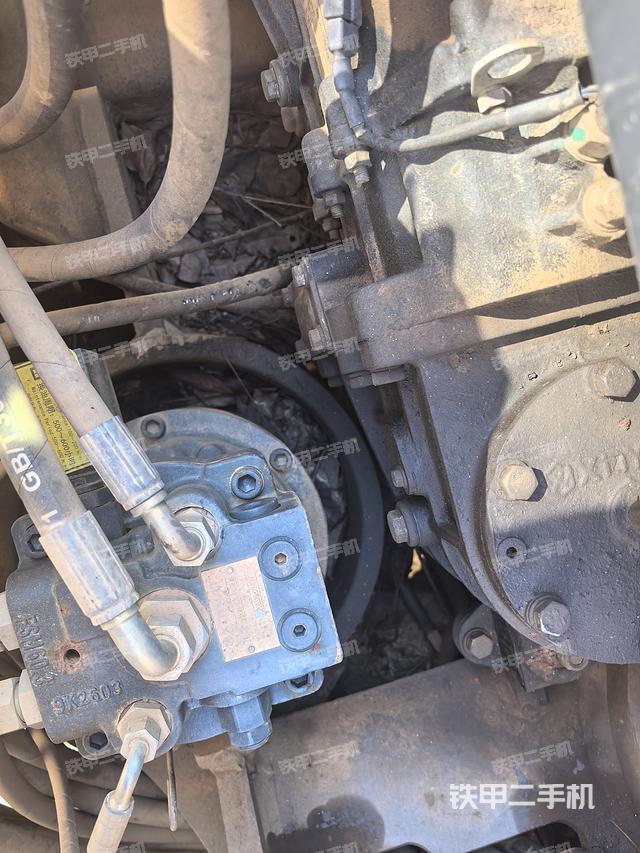 回转马达和主控阀(整机外观) 回转马达和主控阀(整机外观)