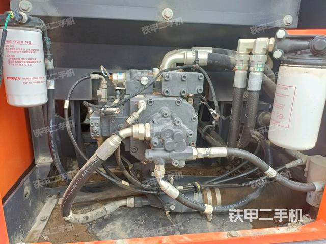 液压泵舱室正面整体（整机外观）