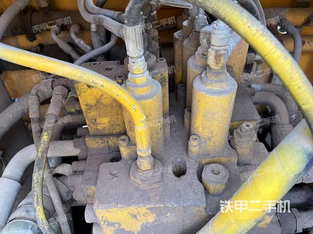 回转马达和主控阀（整机外观）