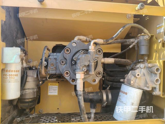 液压泵舱室正面整体（整机外观）