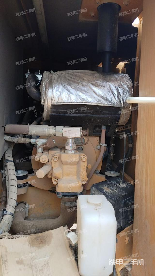 液压泵舱室正面整体(整机外观) 液压泵舱室正面整体(整机外观)