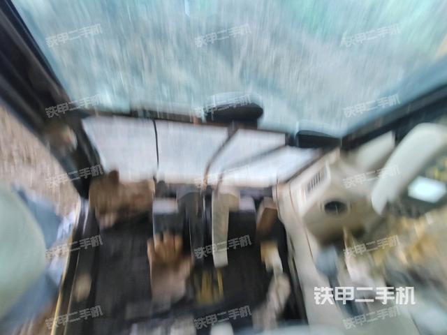 行走控制手柄和踏板 俯拍（驾驶室部分）