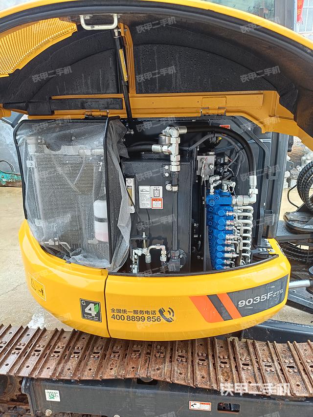 液压泵舱室正面整体（整机外观）