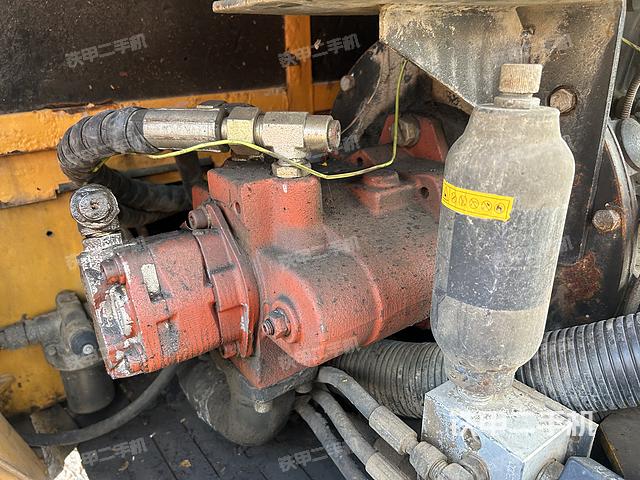 液压泵舱室正面整体（整机外观）