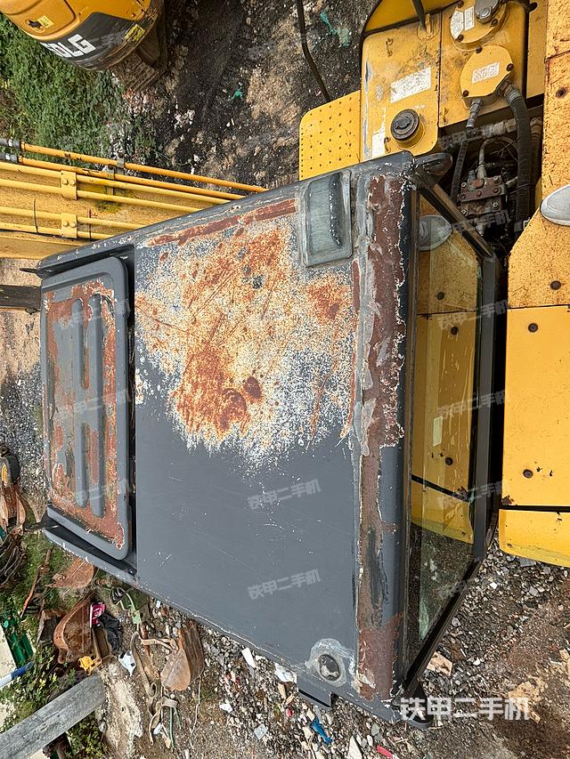 驾驶室顶部(整机外观) 驾驶室顶部(整机外观)