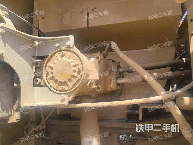 液压泵舱室正面整体（整机外观）