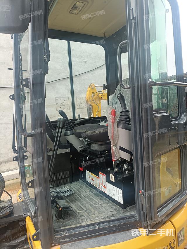 回转马达和主控阀（整机外观）