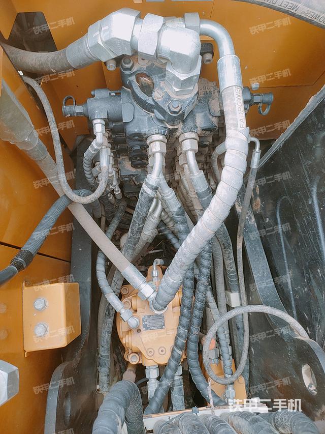 回转马达和主控阀（整机外观）