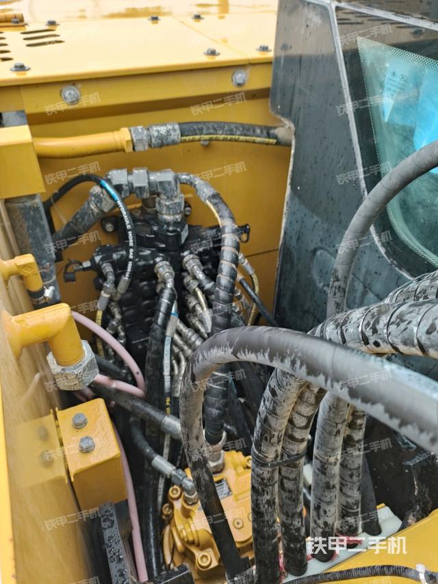 回转马达和主控阀（整机外观）