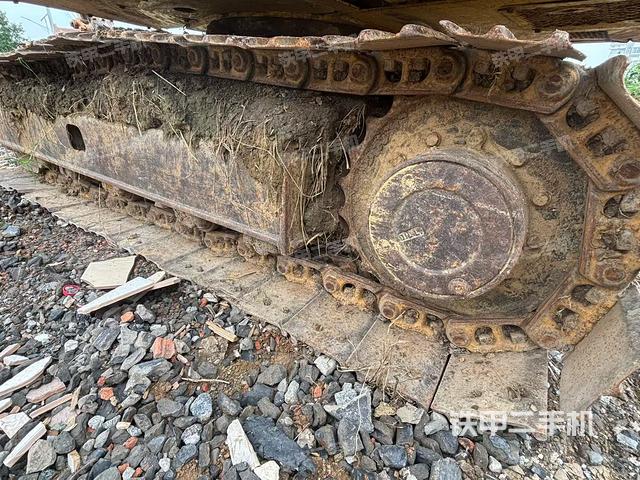 单侧履带整体(整机外观) 单侧履带整体(整机外观)