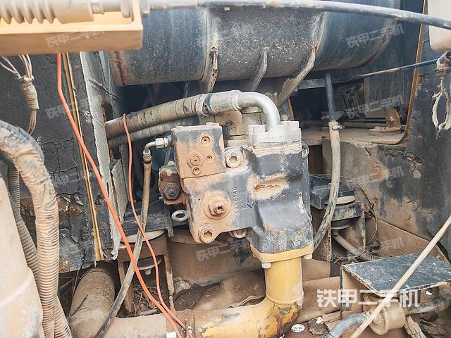 液压泵舱室正面整体（整机外观）