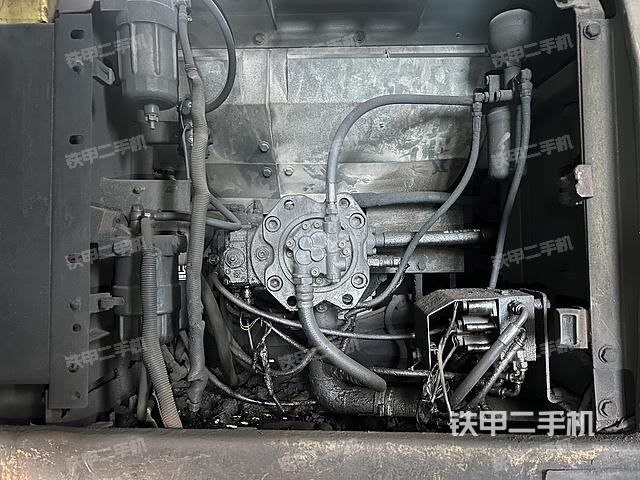 液压泵舱室正面整体（整机外观）