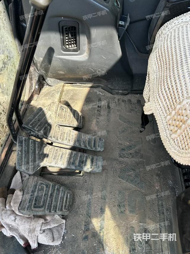 行走控制手柄和踏板?俯拍（駕駛室部分）