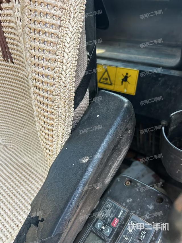 座椅左側(cè)控制臺/音響/含左手柄（駕駛室部分）