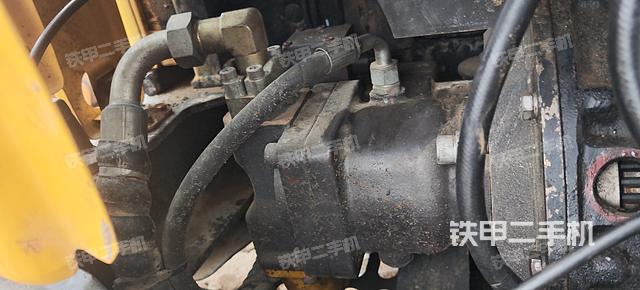 液压泵舱室正面整体（整机外观）