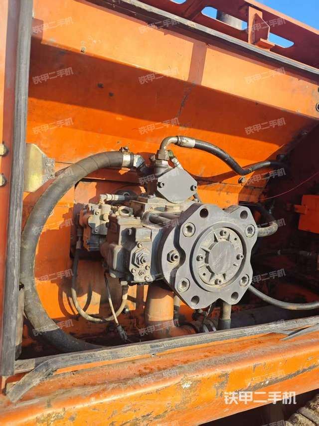 液压泵舱室正面整体（整机外观）