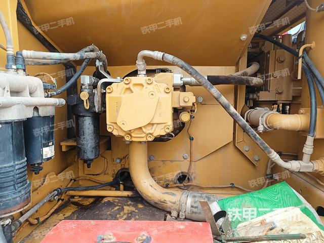 液压泵舱室正面整体（整机外观）