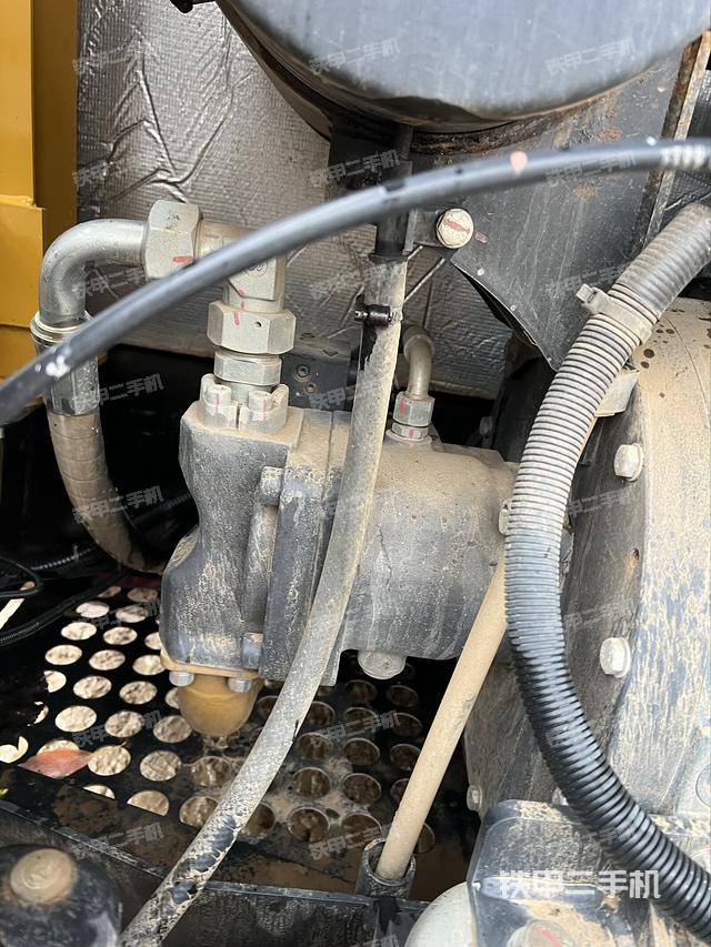 液压泵舱室正面整体（整机外观）