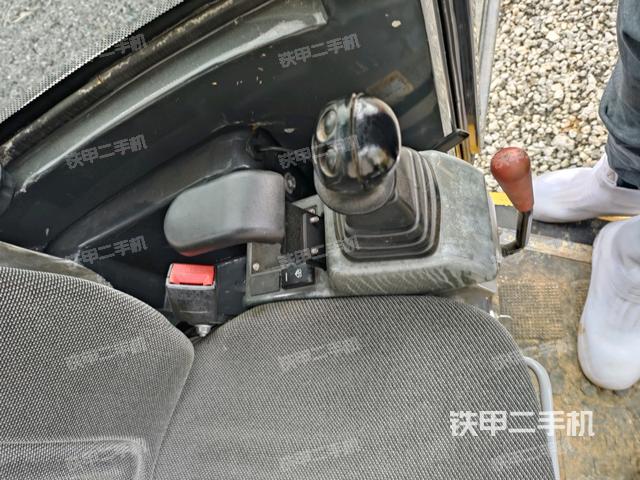 座椅左侧控制台/音响/含左手柄（驾驶室部分）