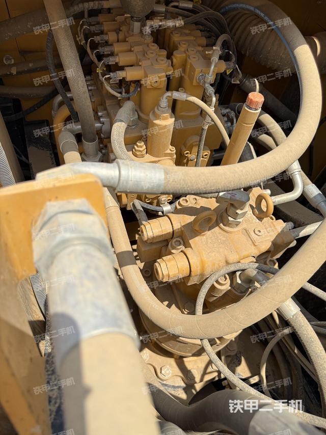 回轉(zhuǎn)馬達(dá)和主控閥(整機(jī)外觀) 回轉(zhuǎn)馬達(dá)和主控閥(整機(jī)外觀)