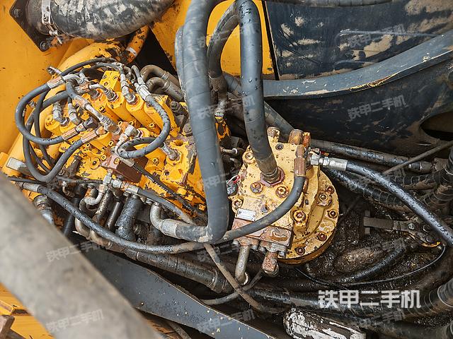 回转马达和主控阀（整机外观）