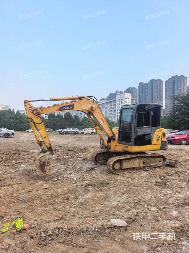 液压泵舱室正面整体（整机外观）