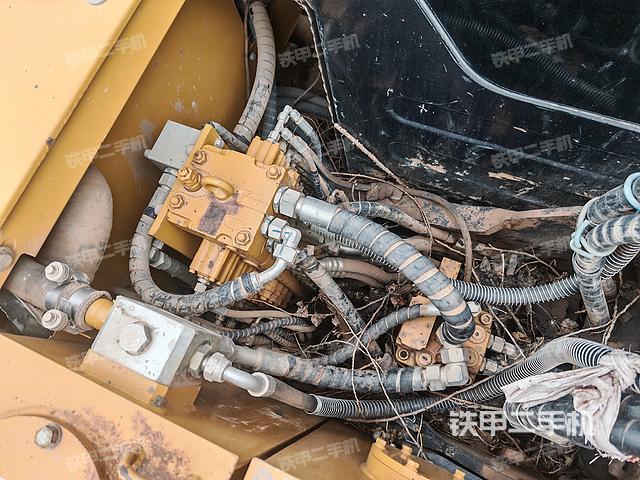 回转马达和主控阀（整机外观）