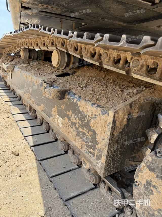 單側(cè)履帶整體(整機(jī)外觀) 單側(cè)履帶整體(整機(jī)外觀)