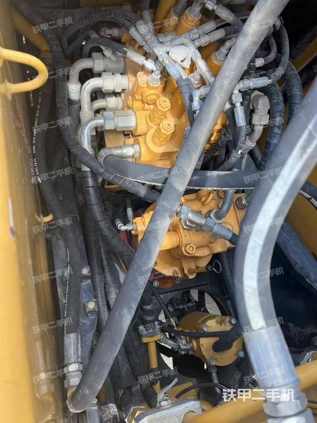 回转马达和主控阀（整机外观）