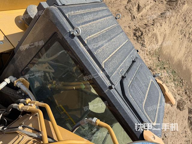 駕駛室頂部(整機(jī)外觀) 駕駛室頂部(整機(jī)外觀)