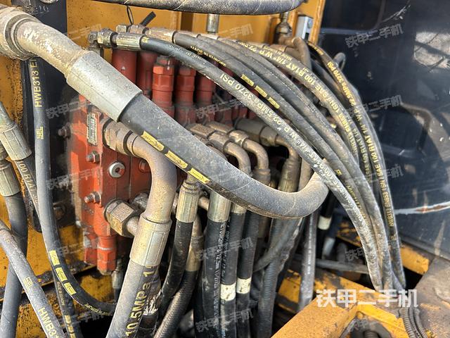 回转马达和主控阀（整机外观）