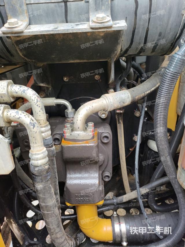 液压泵舱室正面整体（整机外观）