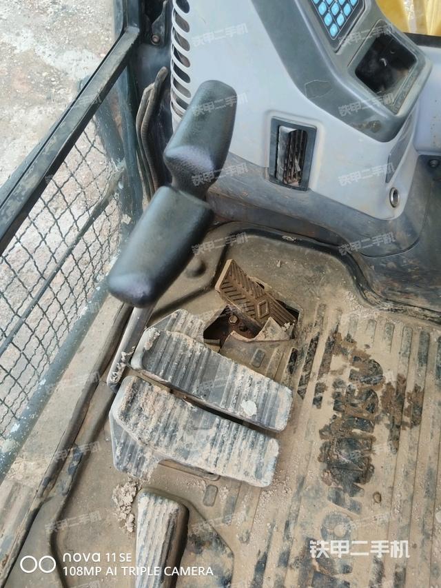 行走控制手柄和踏板 俯拍（驾驶室部分）