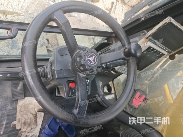 行走控制手柄和踏板?俯拍(駕駛室部分) 行走控制手柄和踏板?俯拍(駕駛室部分)